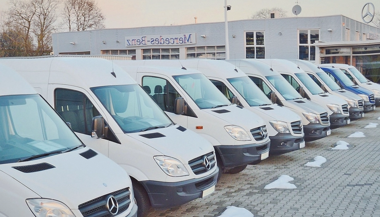 Bestelbus wordt geladen met verhuisdozen